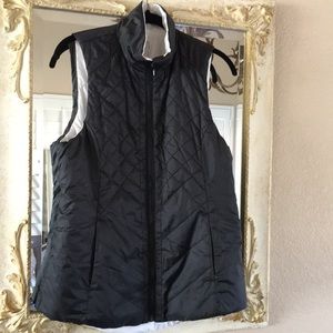 Mondetta vest. Reversible black & white. Size M